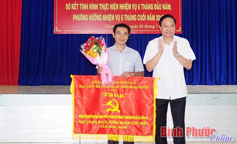 6 tháng, lương bình quân công nhân cao su Sông Bé đạt hơn 5,1 triệu đồng/người