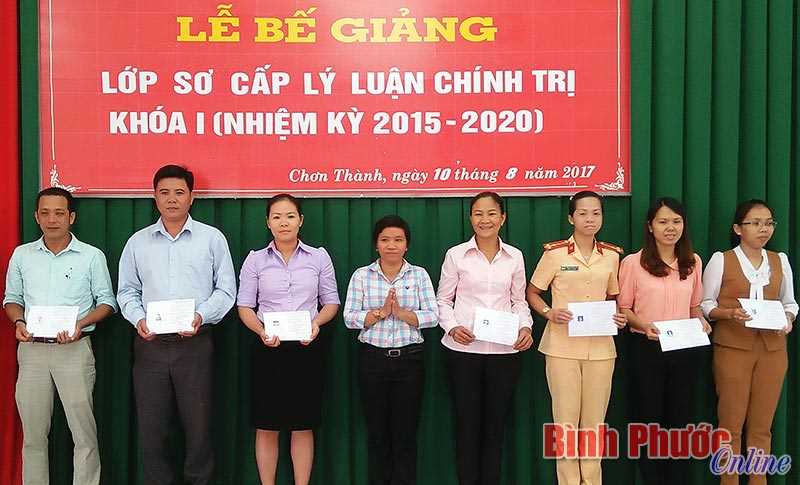 75 học vi&ecirc;n được cấp bằng tốt nghiệp sơ cấp l&yacute; luận ch&iacute;nh trị