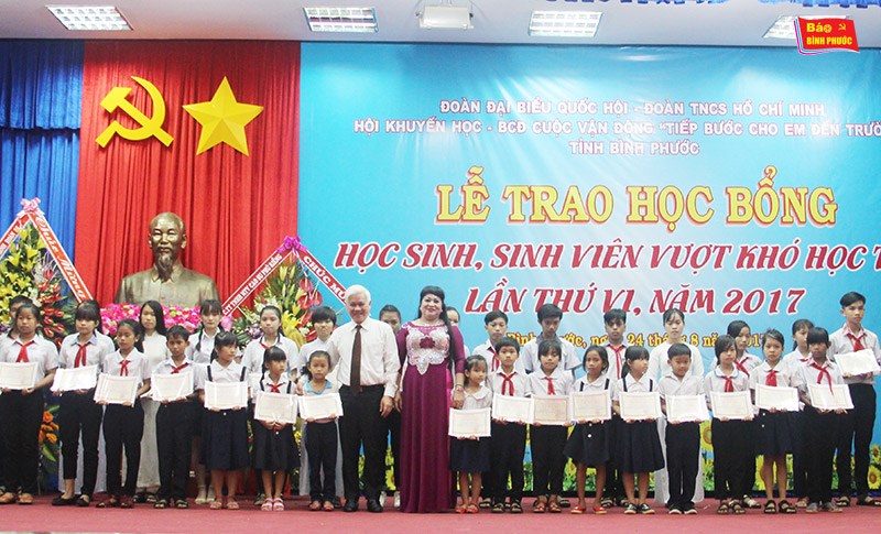 [Video] 520 học sinh, sinh viên vượt khó học tốt được tặng học bổng