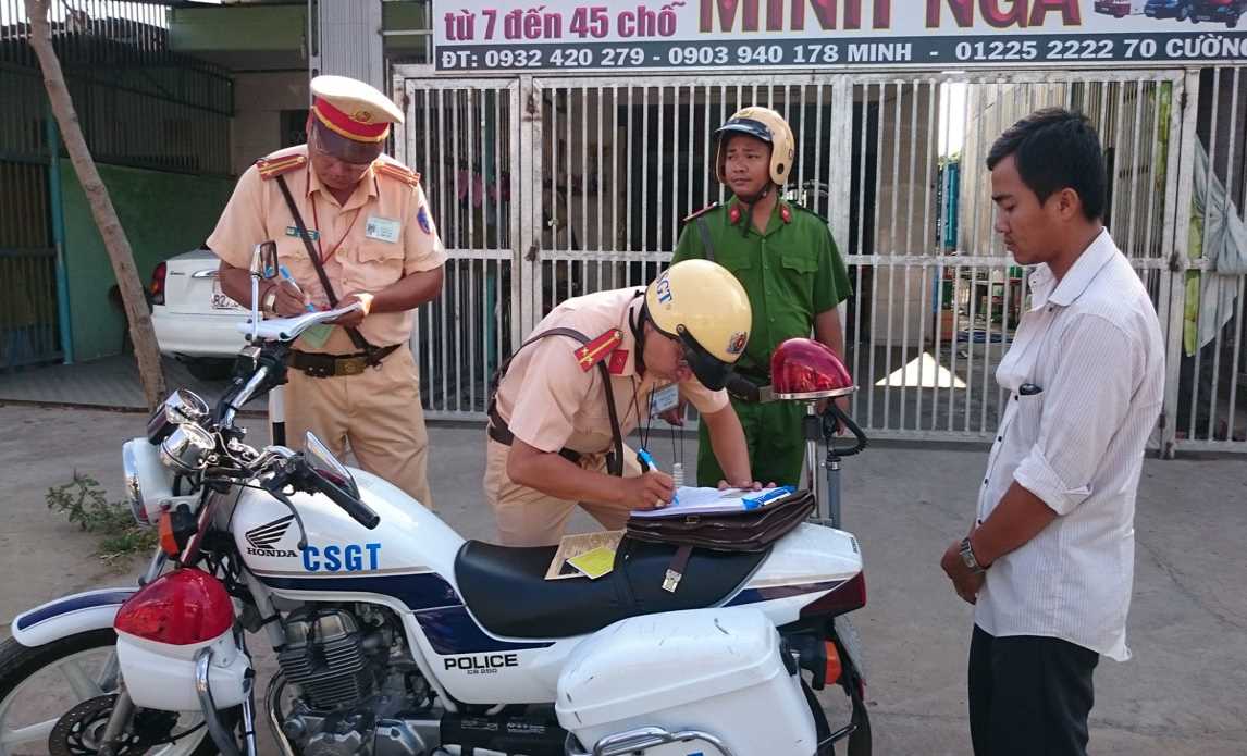 Thực hiện c&aacute;c biện ph&aacute;p bảo đảm ATGT những th&aacute;ng cuối năm