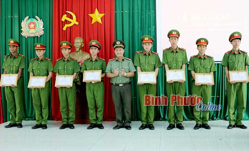 79 chiến sĩ c&ocirc;ng an ho&agrave;n th&agrave;nh kh&oacute;a huấn luyện năm 2017