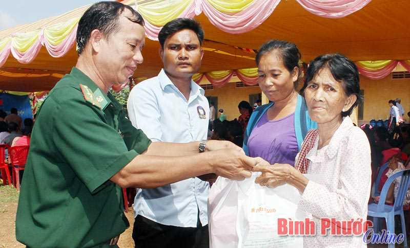 900 lượt người dân Campuchia được khám bệnh miễn phí