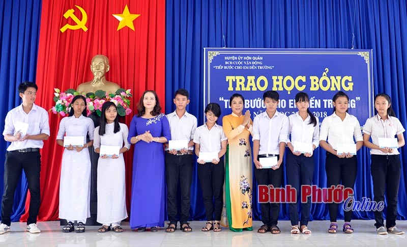 Ấm áp nghĩa tình từ cuộc vận động “Tiếp bước cho em đến trường”