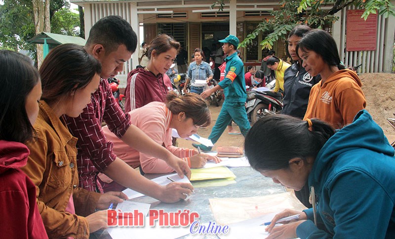 C&ocirc;ng an huyện B&ugrave; Đăng về Đồng Nai l&agrave;m CMND cho người d&acirc;n