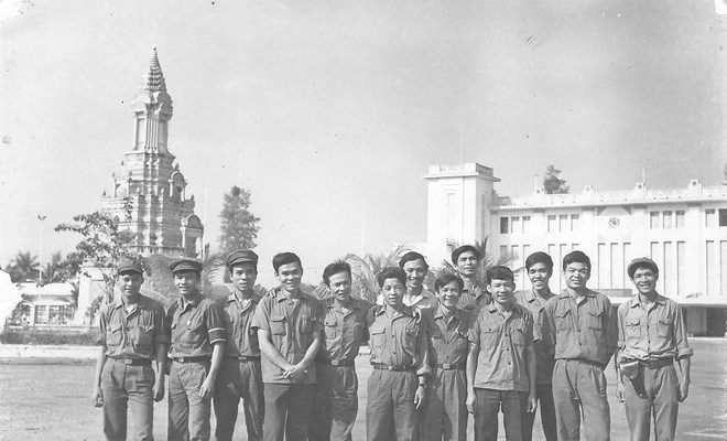 Những bản tin tự do đầu tiên phát đi dưới tiếng vọng rền đại pháo