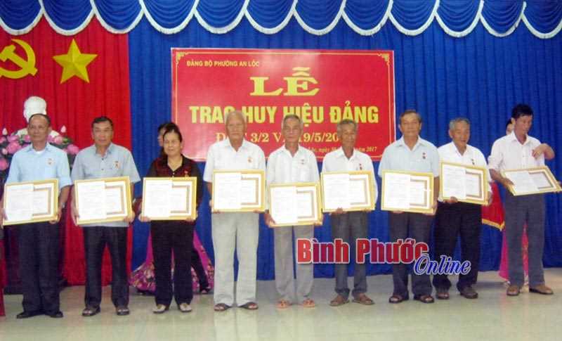 30 đồng ch&iacute; được trao tặng, truy tặng huy hiệu Đảng