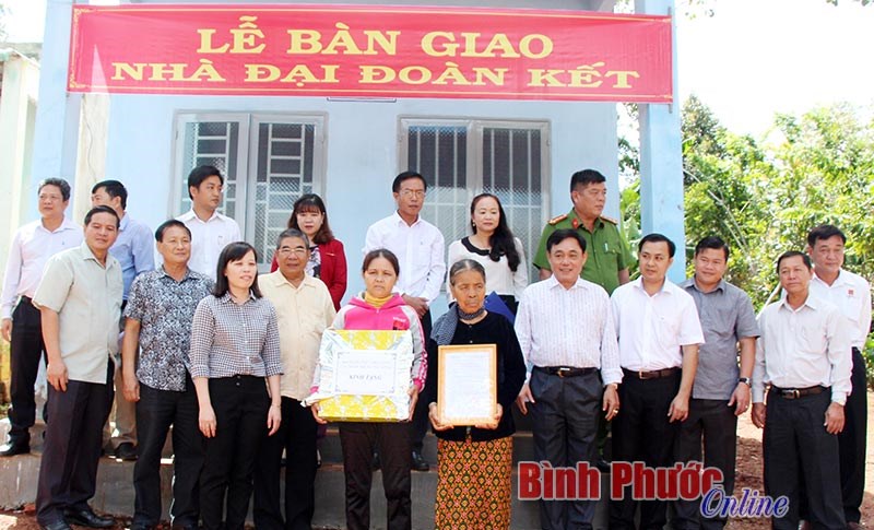 B&agrave;n giao nh&agrave; đại đo&agrave;n kết từ Quỹ &ldquo;V&igrave; người ngh&egrave;o&rdquo; tỉnh
