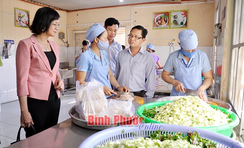 Ban Văn h&oacute;a - X&atilde; hội HĐND tỉnh: Gi&aacute;m s&aacute;t an to&agrave;n vệ sinh thực phẩm tại Đồng Xo&agrave;i