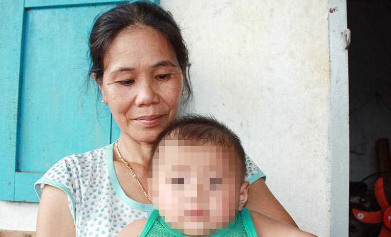 Bé trai hơn 5 tháng tuổi bị bỏ rơi ven đường