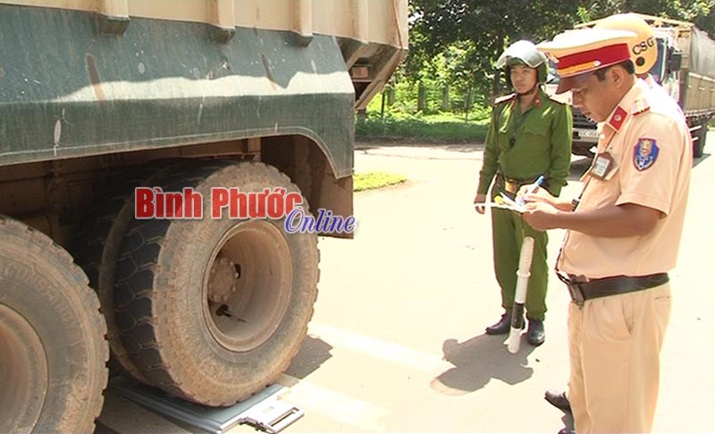 B&igrave;nh Long tăng cường kiểm tra, kiểm so&aacute;t tải trọng &ocirc;t&ocirc; vận tải