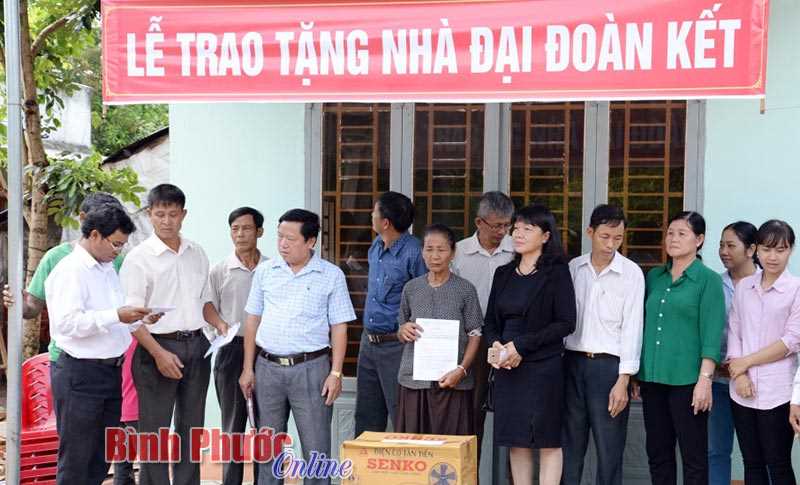 Bình Long trao 3 căn nhà đại đoàn kết