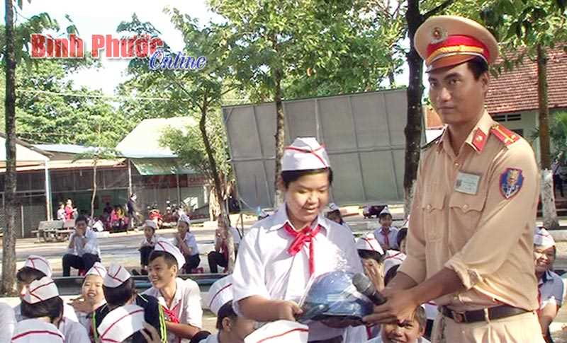 Tuyên truyền Luật Giao thông đường bộ cho học sinh
