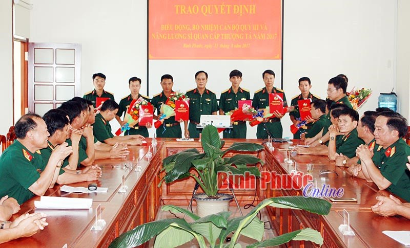 Bộ CHQS tỉnh trao quyết định điều động, bổ nhiệm c&aacute;n bộ&nbsp;