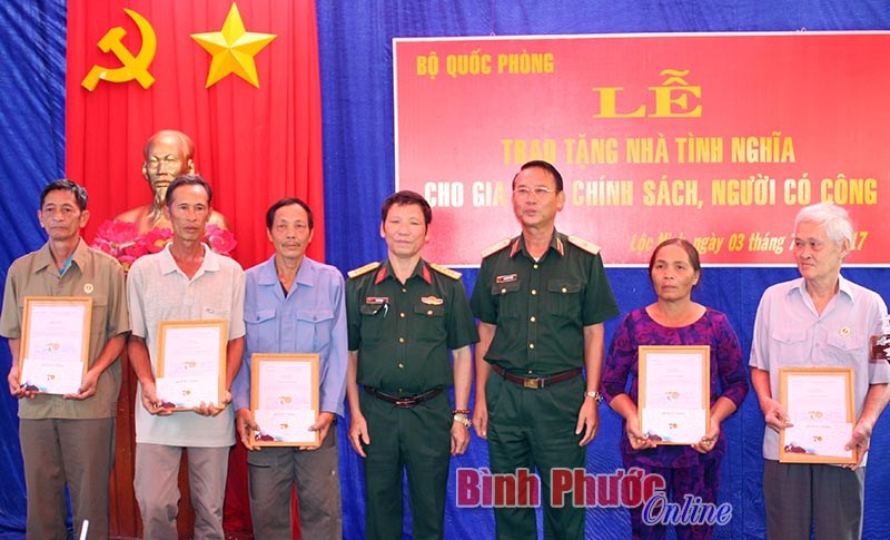 Bộ Quốc phòng bàn giao 5 nhà tình nghĩa cho gia đình chính sách, người có công