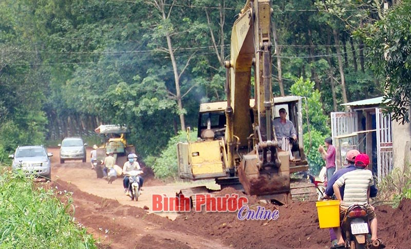 Bỏ tiền túi “vá” đường