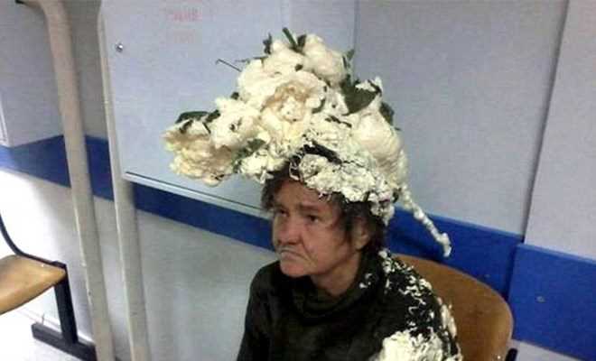 Người phụ nữ gặp phải sự cố tai hại khi xịt nhầm bọt nhựa lên đầu