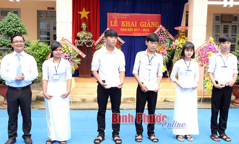 Bù Đốp: Học sinh nghèo từ mầm non đến THCS đều được tặng quà