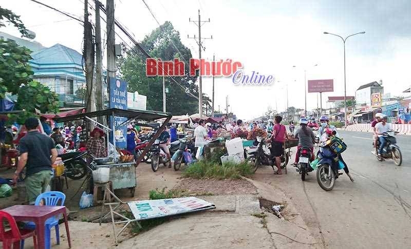 N&ecirc;n cấm bu&ocirc;n b&aacute;n tự ph&aacute;t gi&aacute;p QL13