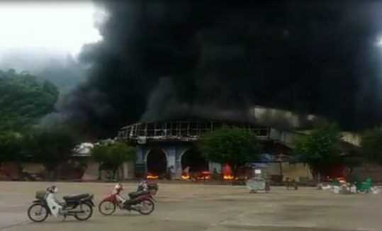 Cháy dữ dội tại khu vực Cửa khẩu Tân Thanh, thiêu rụi gần 40 kiốt