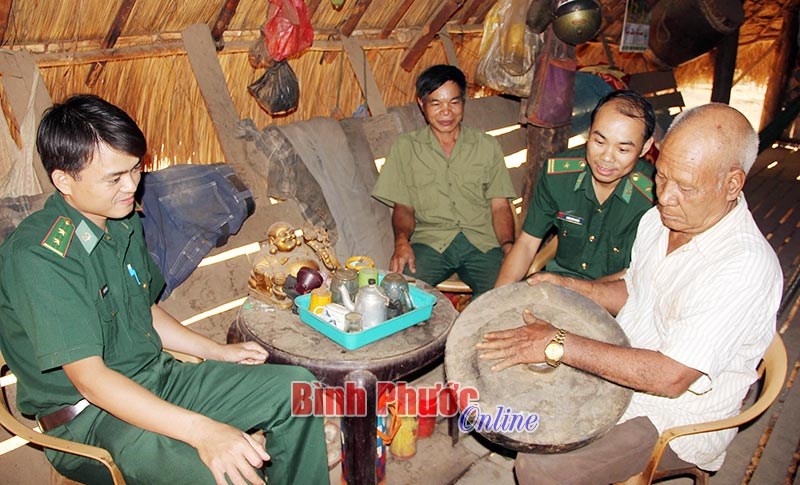 Chế độ, ch&iacute;nh s&aacute;ch đối với gi&agrave; l&agrave;ng