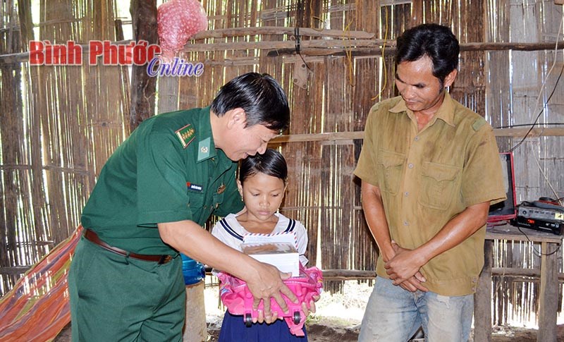Chia khó cùng học sinh nghèo vùng biên