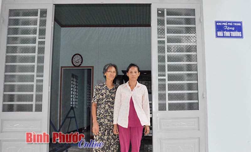 Chi bộ Phú Trung tặng nhà tình thương cho hộ nghèo