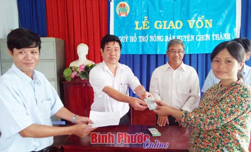 Chơn Thành giải ngân 400 triệu đồng cho dự án nuôi bò sinh sản