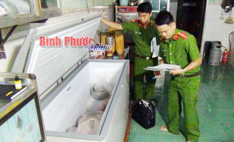 Chủ cơ sở sản xuất gi&ograve; chả bị phạt 15 triệu đồng