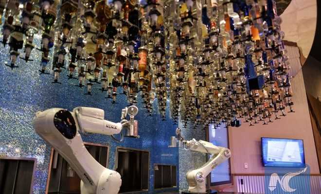 Quán bar đầu tiên trên đất liền sử dụng robot để pha chế đồ uống