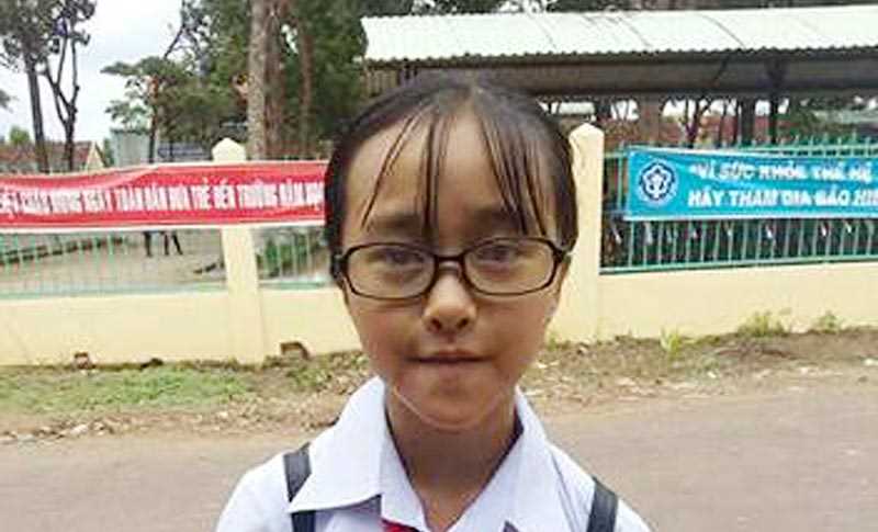 Cô bé mồ côi cha học giỏi