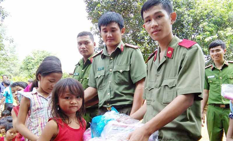 Công an Đồng Phú tuyên truyền pháp luật đến người dân