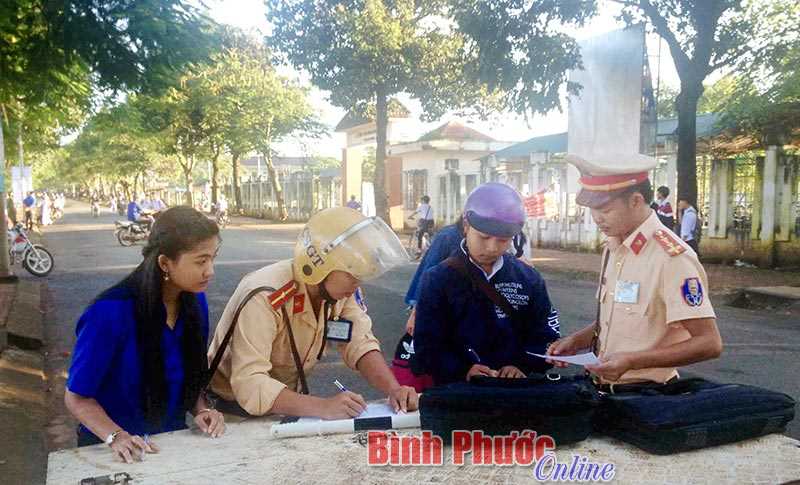 C&ocirc;ng an B&ugrave; Đăng phối hợp đảm bảo trật tự an to&agrave;n giao th&ocirc;ng