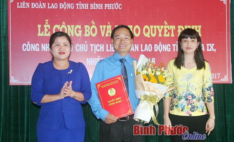 C&ocirc;ng bố quyết định c&ocirc;ng nhận 2 Ph&oacute; chủ tịch Li&ecirc;n đo&agrave;n Lao động tỉnh