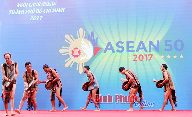Cồng chi&ecirc;ng người S&rsquo;ti&ecirc;ng tham gia sự kiện Ng&ocirc;i l&agrave;ng ASEAN - TP. Hồ Ch&iacute; Minh 2017