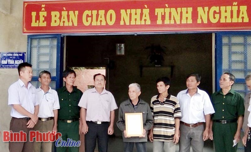 Cộng đồng c&ugrave;ng tri &acirc;n người c&oacute; c&ocirc;ng, gia đ&igrave;nh ch&iacute;nh s&aacute;ch