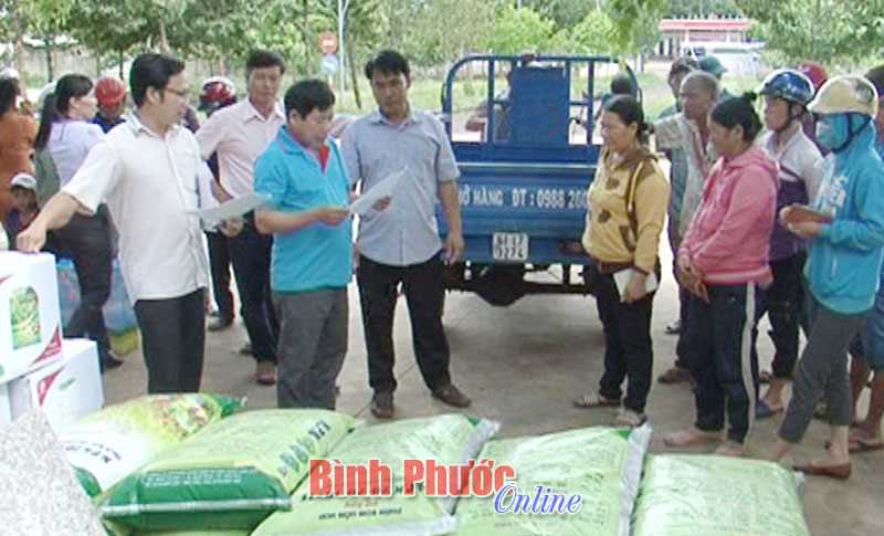 Ban Dân tộc tỉnh bàn giao nông cụ và phân bón cho hộ nghèo