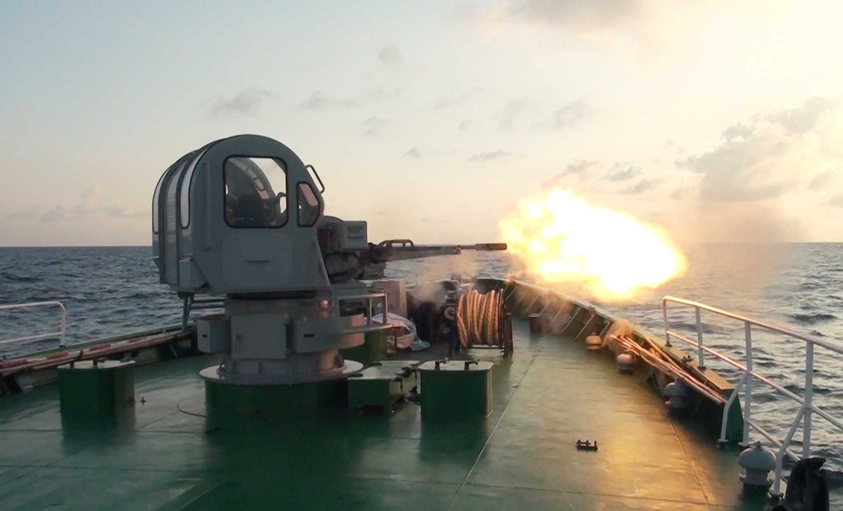 Bắn nghi&ecirc;̣m thu pháo tr&ecirc;n các tàu tu&acirc;̀n tra cao t&ocirc;́c