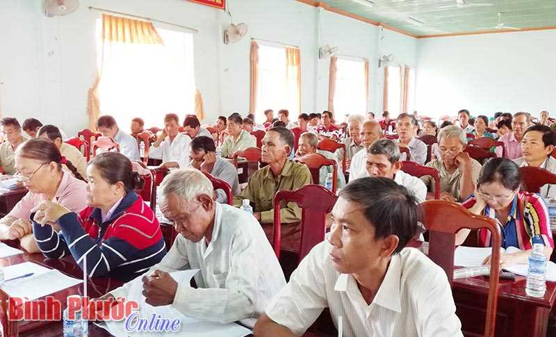 Cung cấp th&ocirc;ng tin cho gi&agrave; l&agrave;ng, người uy t&iacute;n v&ugrave;ng d&acirc;n tộc thiểu số