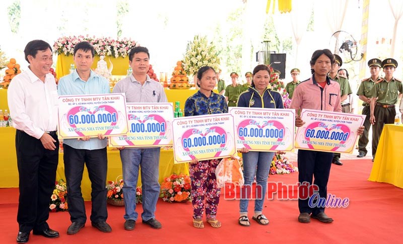 Gần 1.000 phần qu&agrave; v&agrave; 10 căn nh&agrave; t&igrave;nh thương tặng hộ ngh&egrave;o