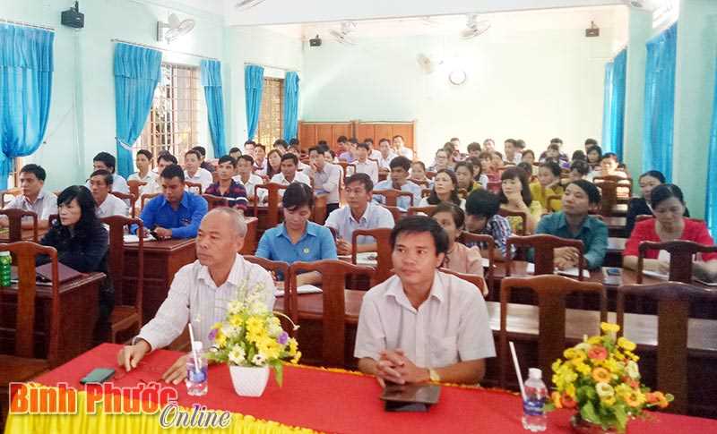 80 đảng vi&ecirc;n mới được trang bị l&yacute; luận ch&iacute;nh trị