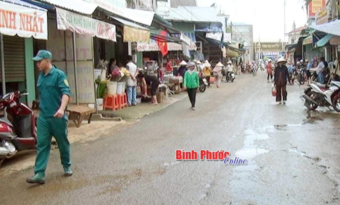 Thị trấn Đức Phong ra quân dọn dẹp trả lại lòng lề đường