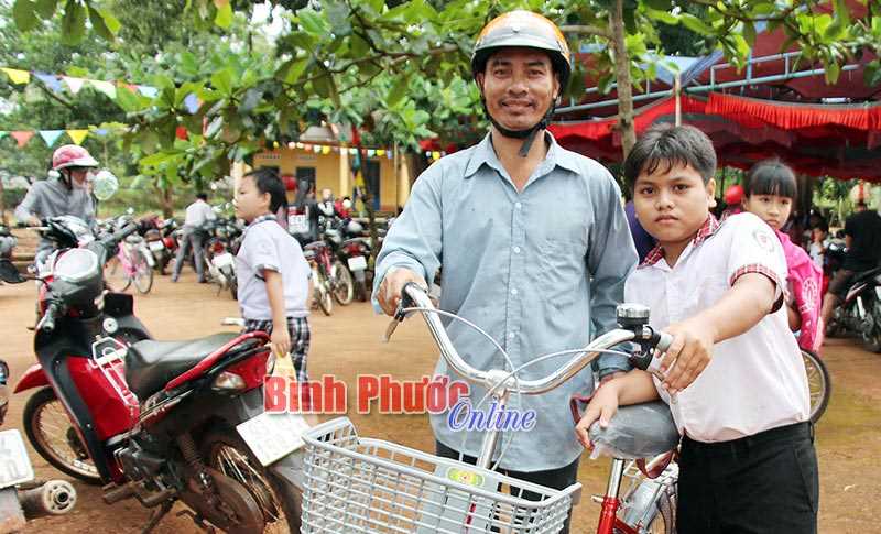 Em Điểu Tâm vui vì được tặng xe đạp mới