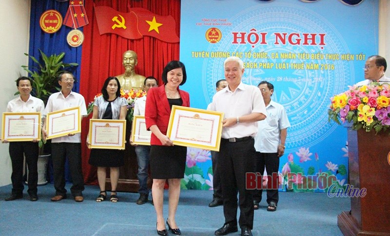 Tuy&ecirc;n dương 206 doanh nghiệp v&agrave; hộ kinh doanh thực hiện tốt ch&iacute;nh s&aacute;ch về thuế