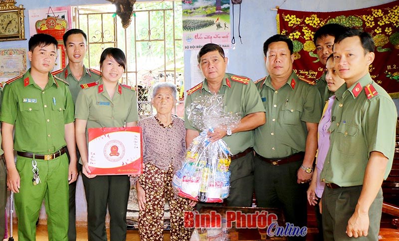 Đoàn thanh niên Khối an ninh thăm, tặng quà Mẹ Việt Nam anh hùng