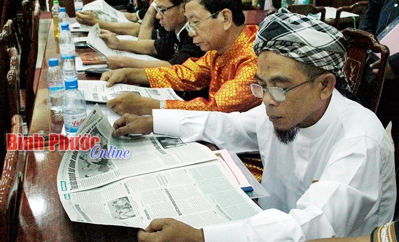 Đọc b&aacute;o l&agrave; tr&aacute;ch nhiệm của c&aacute;n bộ, đảng vi&ecirc;n, c&ocirc;ng chức, vi&ecirc;n chức