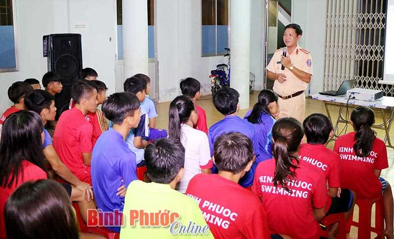 Tuy&ecirc;n truyền Luật Giao th&ocirc;ng đường bộ cho c&aacute;c vận động vi&ecirc;n