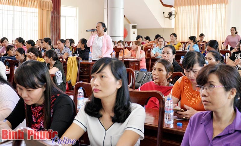 Đối thoại ch&iacute;nh s&aacute;ch bảo hiểm với hội vi&ecirc;n phụ nữ