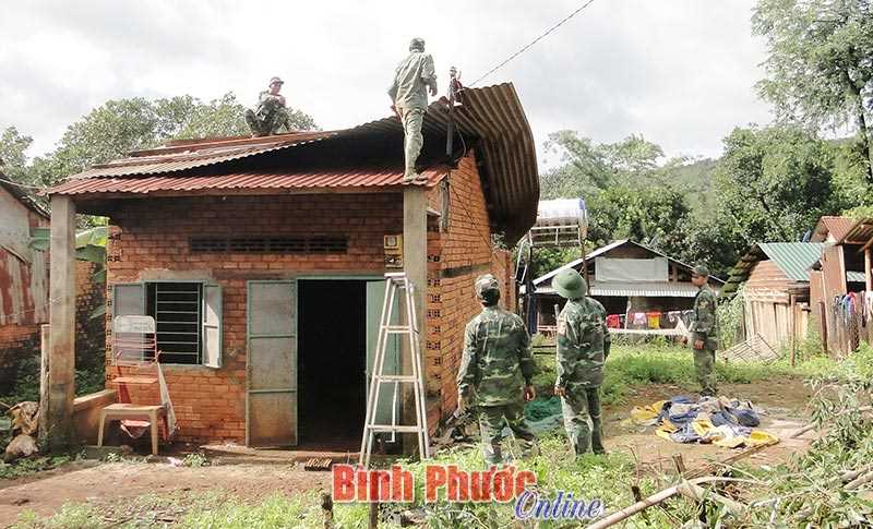 Đồn biên phòng Đắk Ơ giúp dân khắc phục hậu quả thiên tai