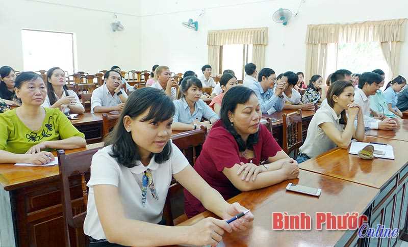 100 c&aacute;n bộ, đảng vi&ecirc;n được bồi dưỡng kiến thức quốc ph&ograve;ng - an ninh