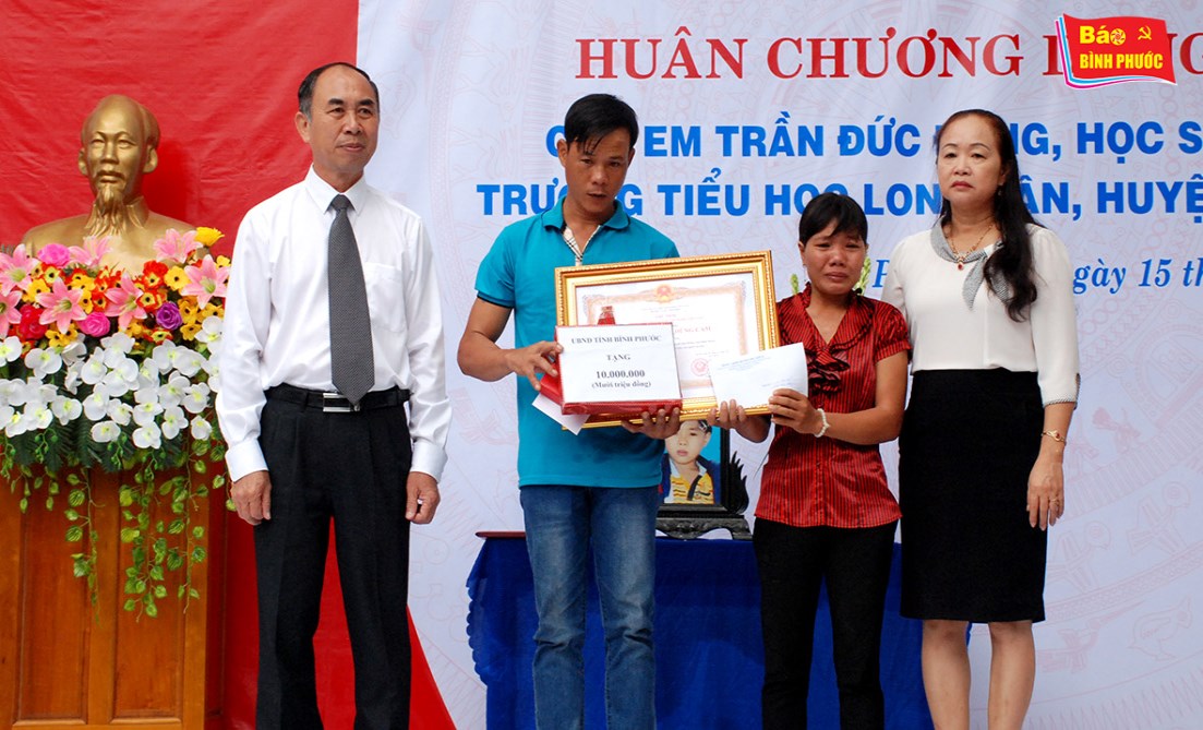 [Video] Truy tặng Huân chương Dũng cảm cho em Trần Đức Đông